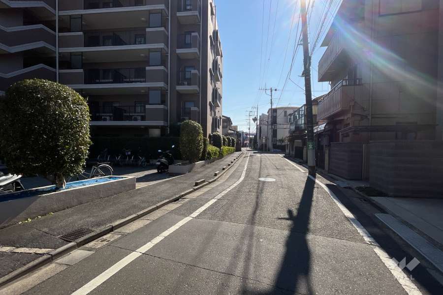 敷地西側の前面道路