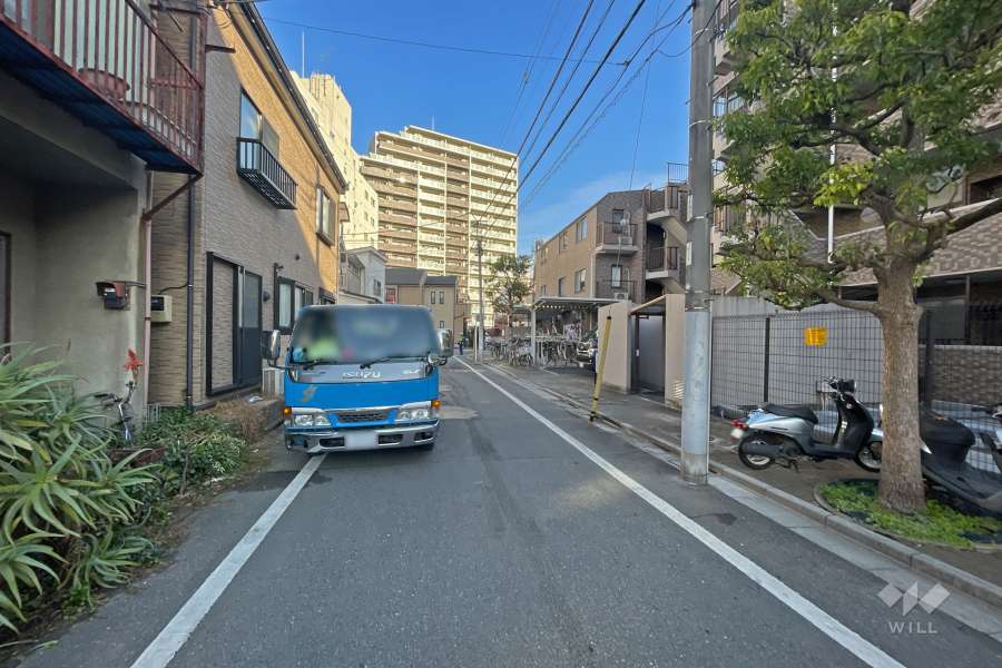 敷地北側の前面道路（西側から）