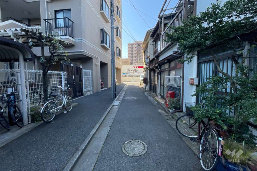 敷地西側の前面道路　