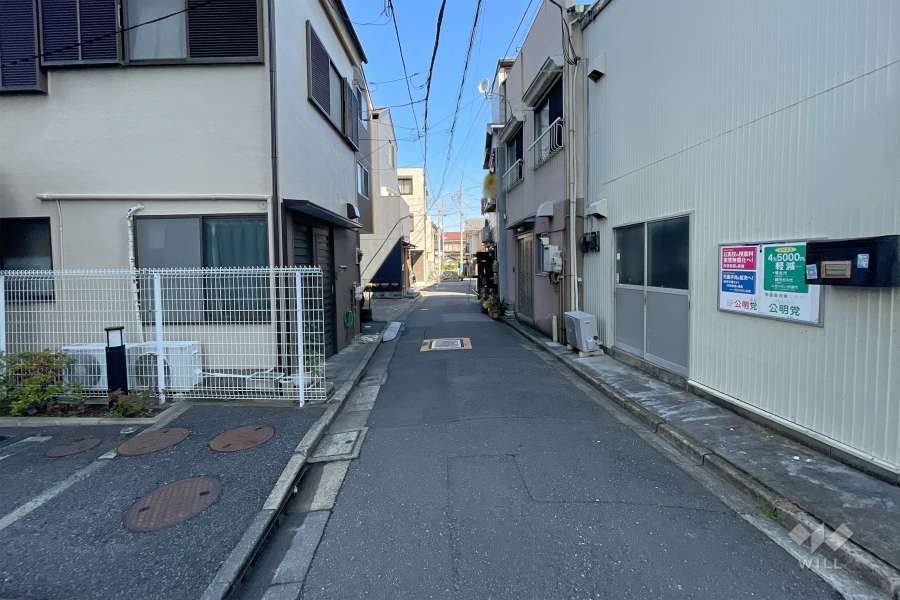 敷地の東側前面道路（南側から）