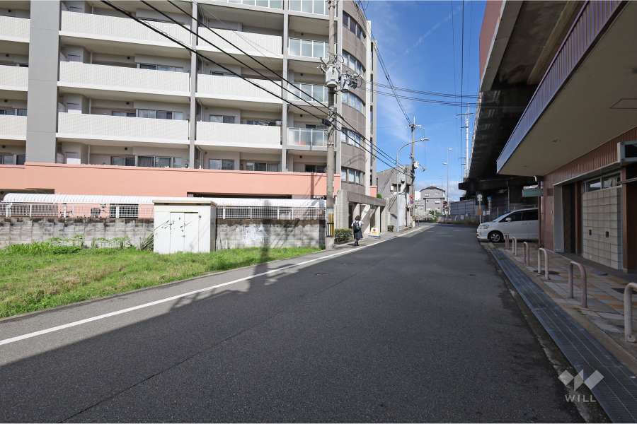 敷地北東側の前面道路。道を挟んで阪急宝塚線が走っています。