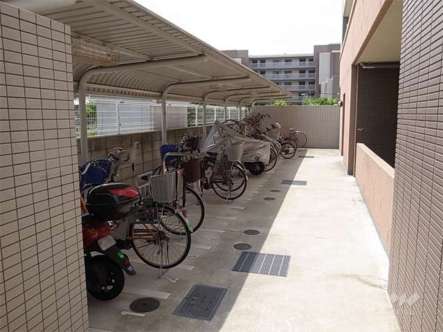 エントランス横にある駐輪場