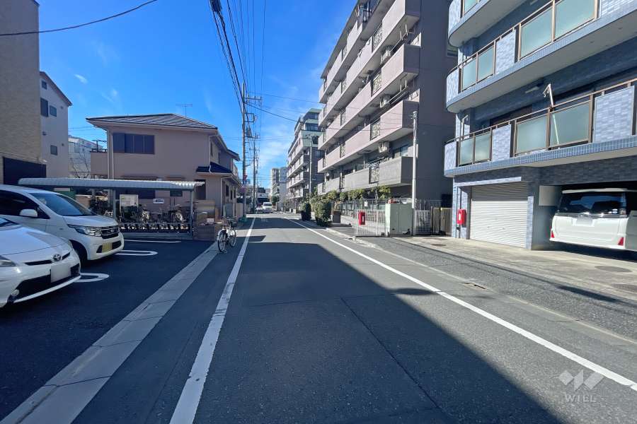 敷地南側の前面道路（東側から）