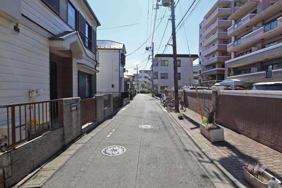 敷地東側の前面道路（北側から）