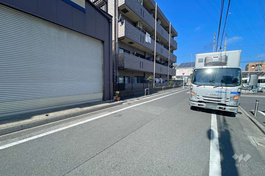 敷地東側の前面道路（南側から）