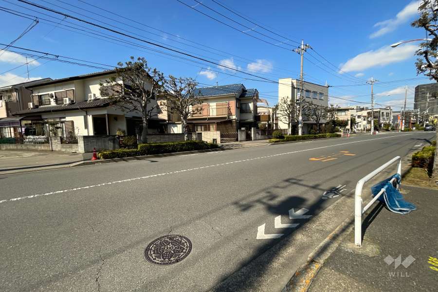 敷地西側の前面道路（南側から）