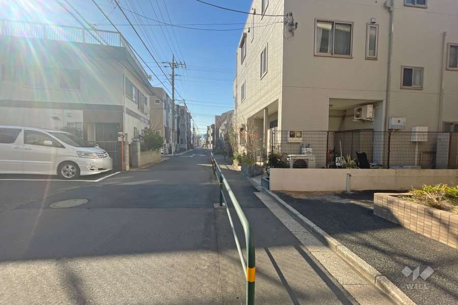敷地東側の前面道路（北側から）