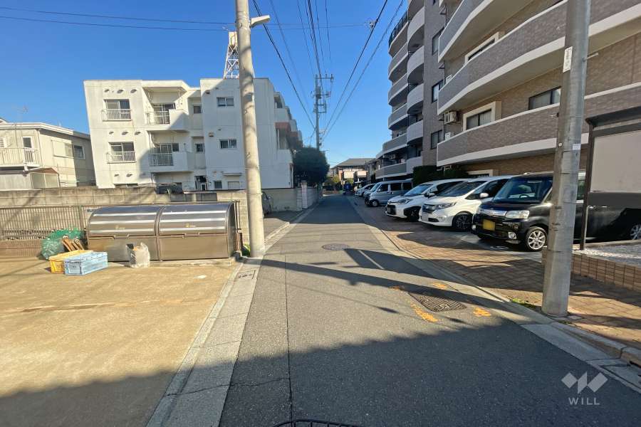 敷地西側の前面道路（南側から）