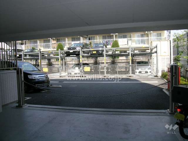 駐車場入口にはロボットゲート付きです。