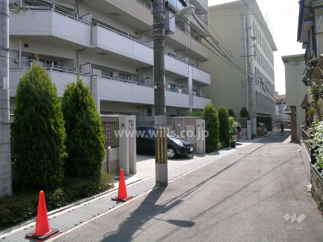 敷地西側の前面道路