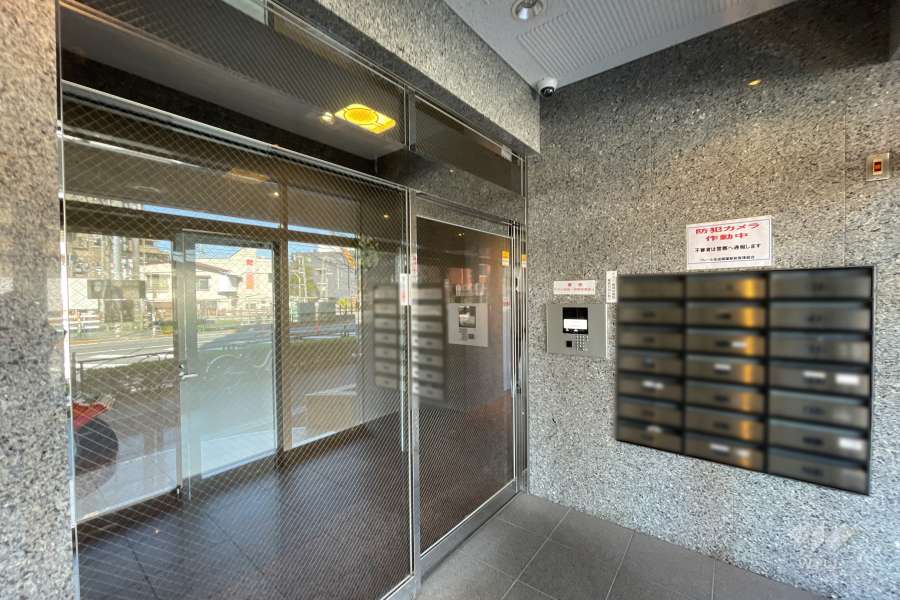 エントランスはオートロック付きです。