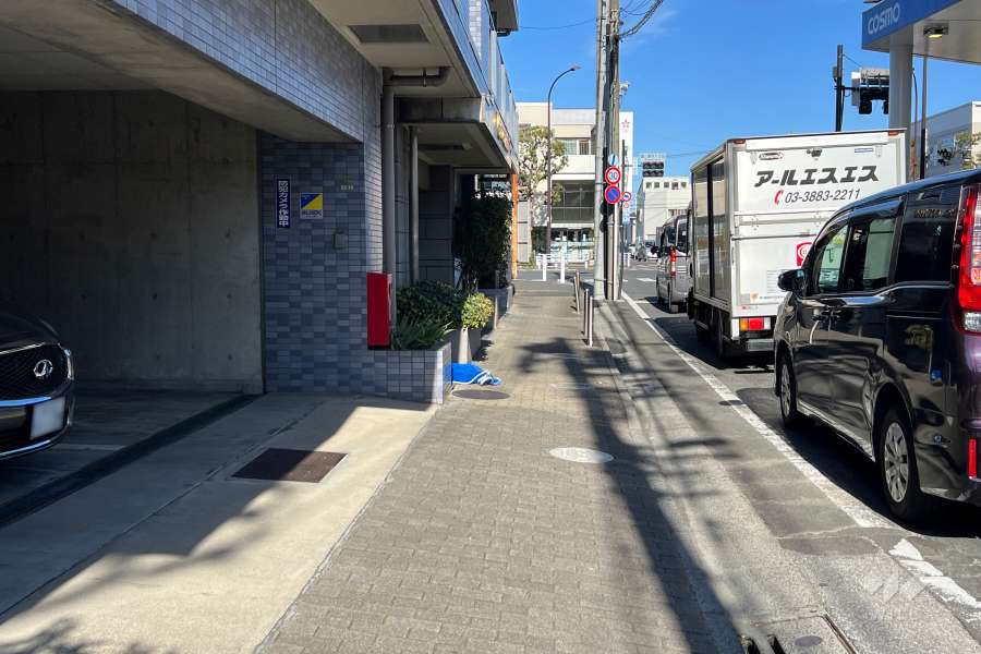 敷地の東側前面道路（南側から）