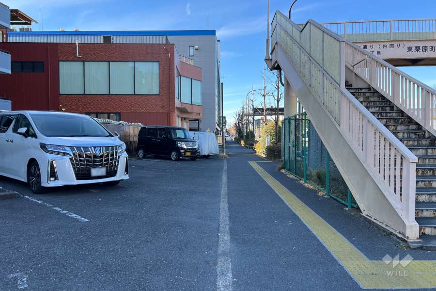 敷地の北側前面道路（東側から）