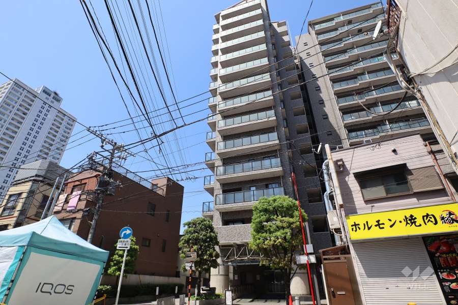 グランフラッツ北千住の外観(東側から)