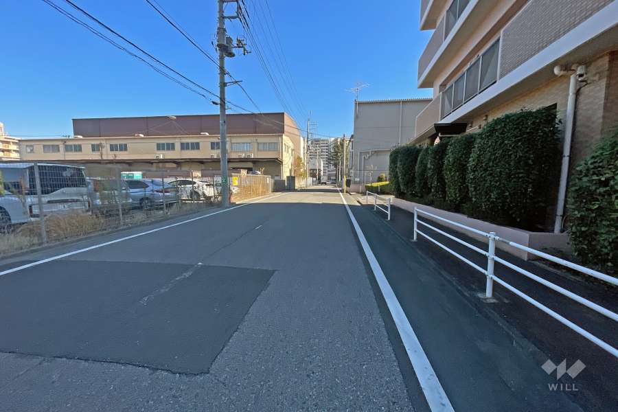 敷地の北側前面道路（西側から）