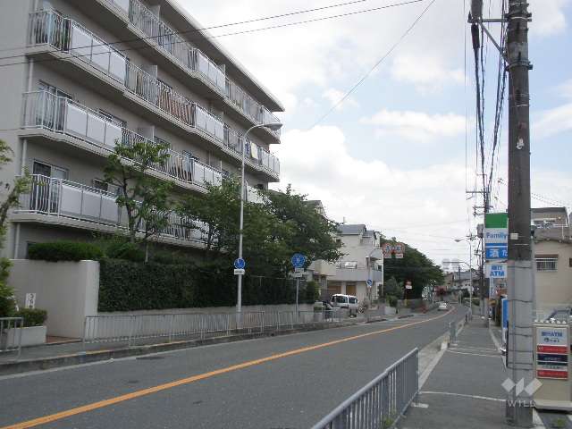 マンションの南側前面道路。二車線のバス通りです。