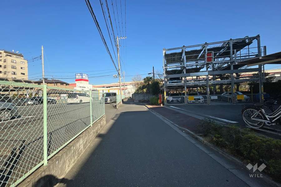 敷地北側の前面道路（西側から）