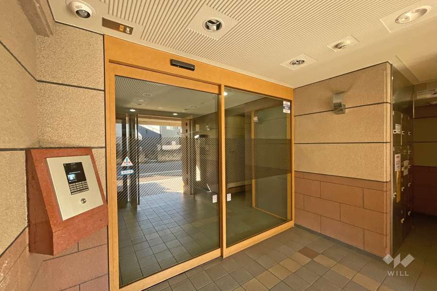 エントランスはオートロック付きです。