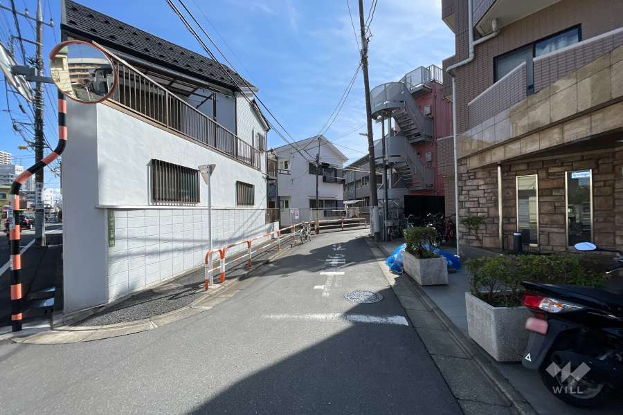 敷地北東側の前面道路（北西側から）