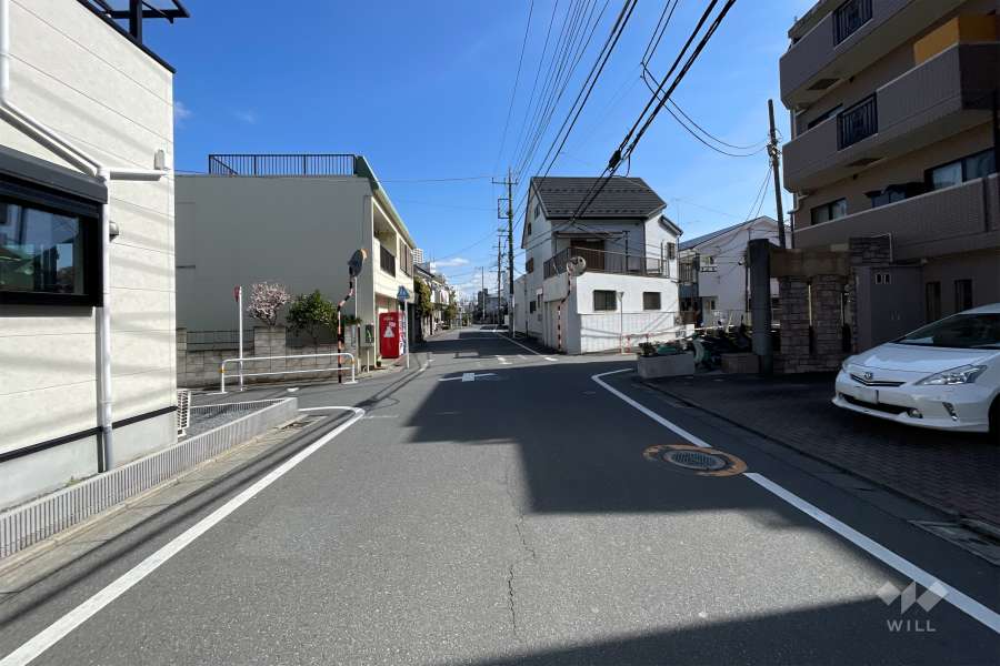 敷地北側の前面道路（西側から）
