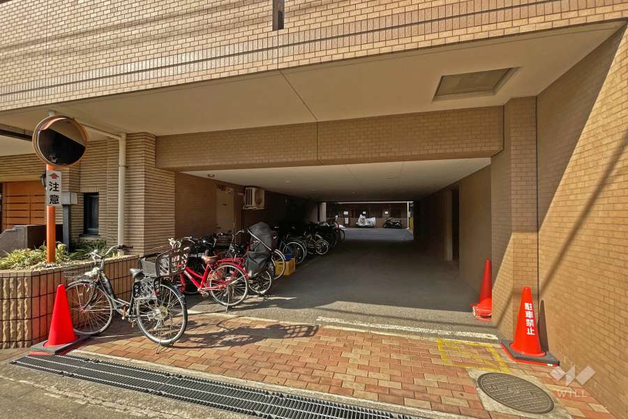 駐車場出入口・駐輪場
