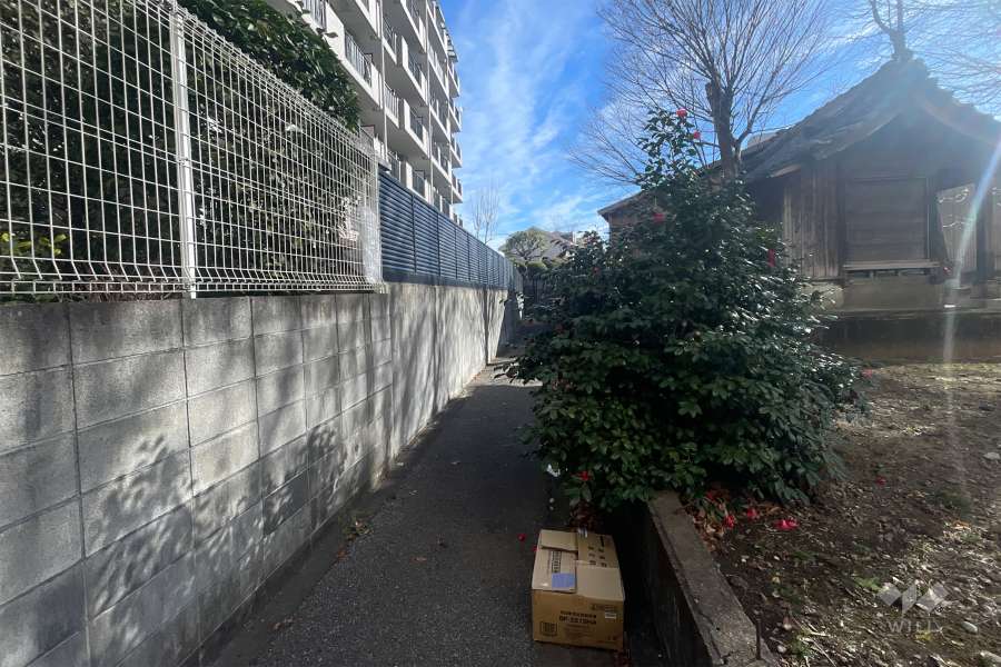 敷地南東側の通路（南西側から）