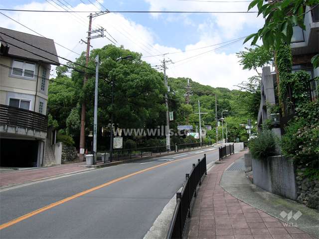 前面道路は二車線のバス通り（すぐ北側は『五月山公園』です）