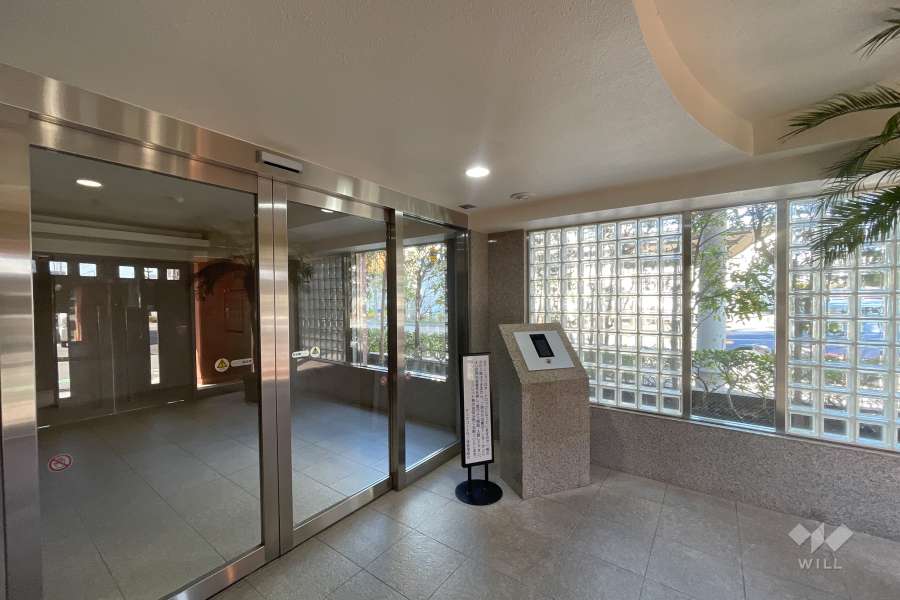 エントランスはオートロック付きです。