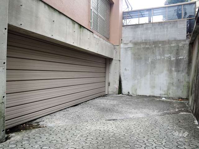 地下駐車場入口（シャッター付き）