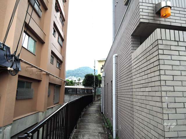 駐輪場、北側の公園への通路