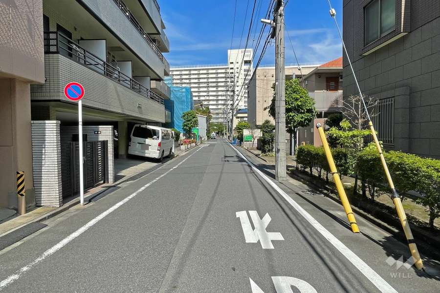 敷地の北側前面道路（西側から）