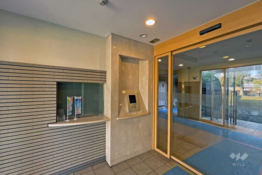 エントランスはオートロック付きです。