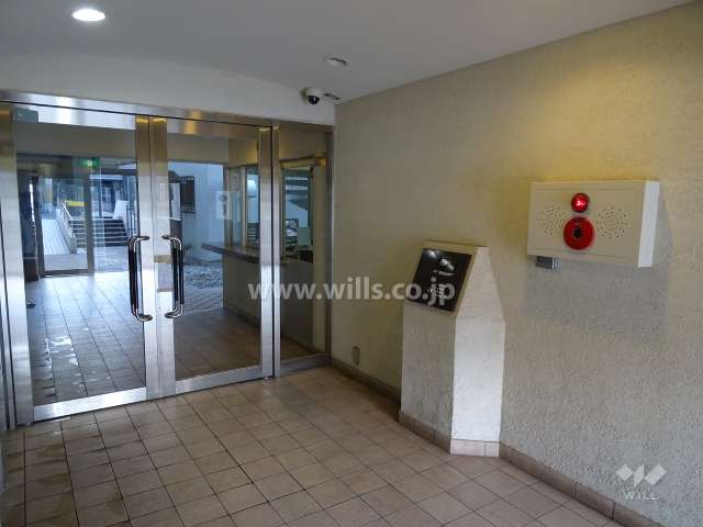 エントランスはオートロック付きです。