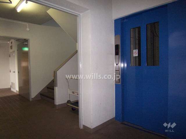 エレベーターと階段