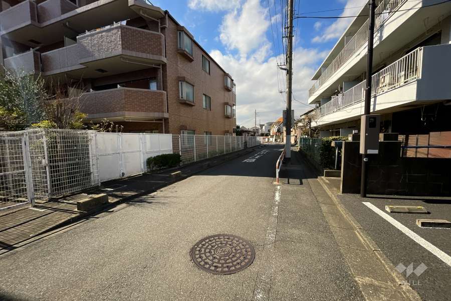 敷地北東側の前面道路（南東側から）