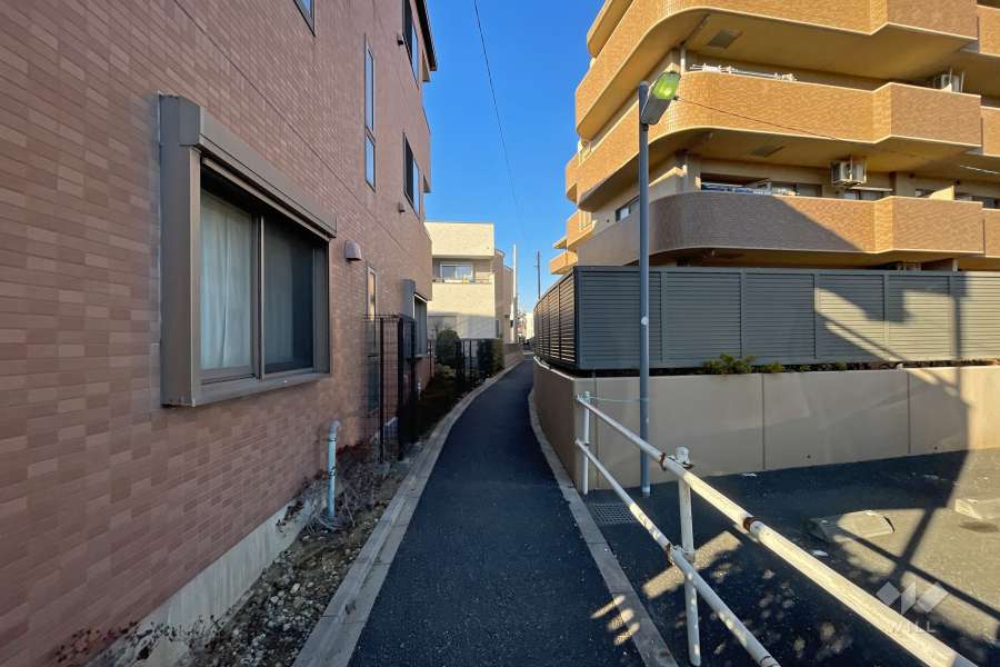 敷地西側の前面道路（南側から）