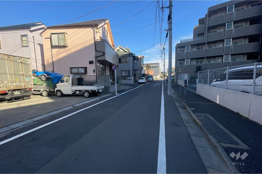 敷地北東側の前面道路（北西側から）