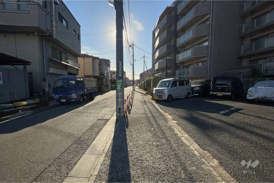 敷地南東側の前面道路（北東側から）