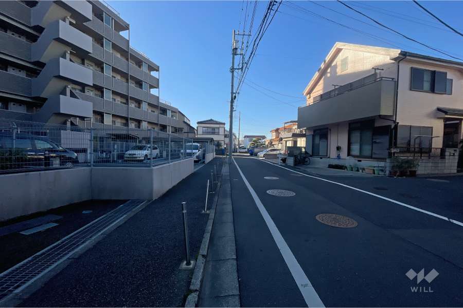 敷地北東側の前面道路（南東側から）
