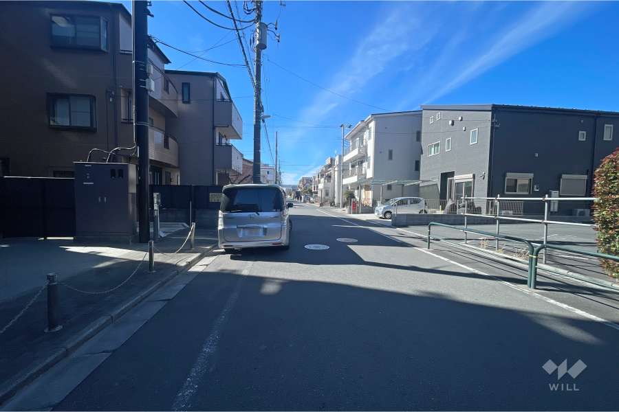 敷地北側の前面道路（東側から）