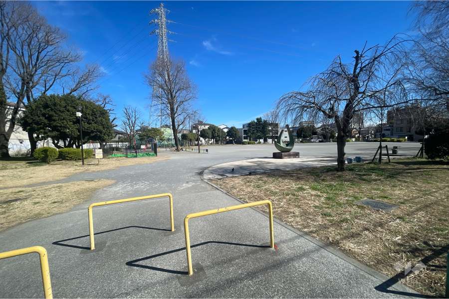 敷地に隣接した『西新井西公園』