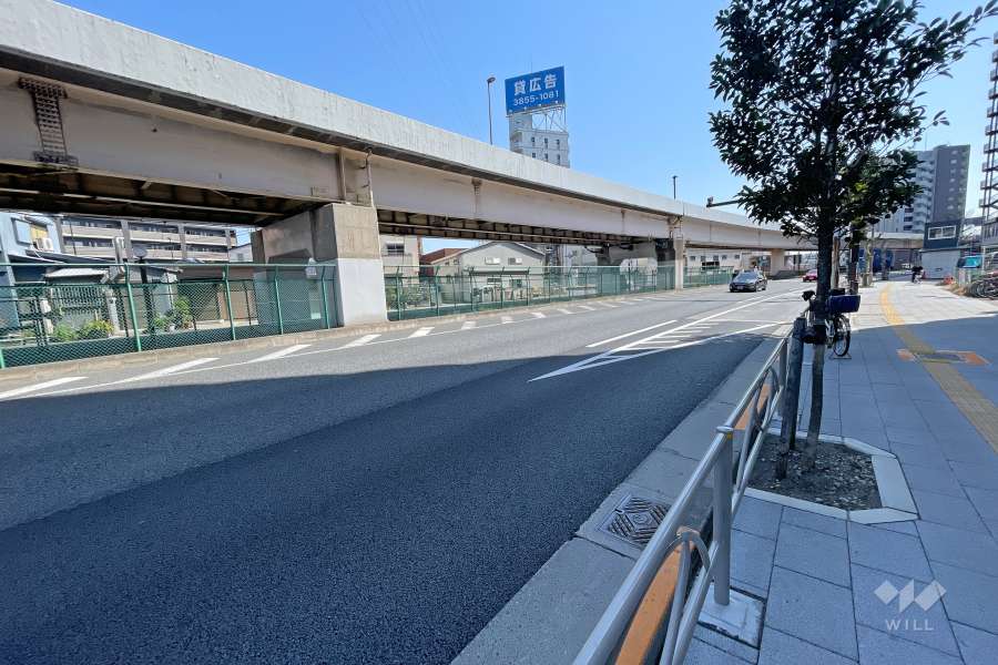 敷地北東側の前面道路（北西側から）