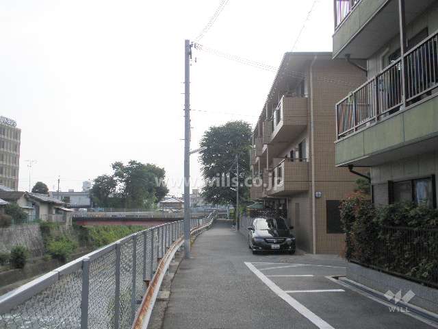 マンションの前面道路。車はほとんど通りません。