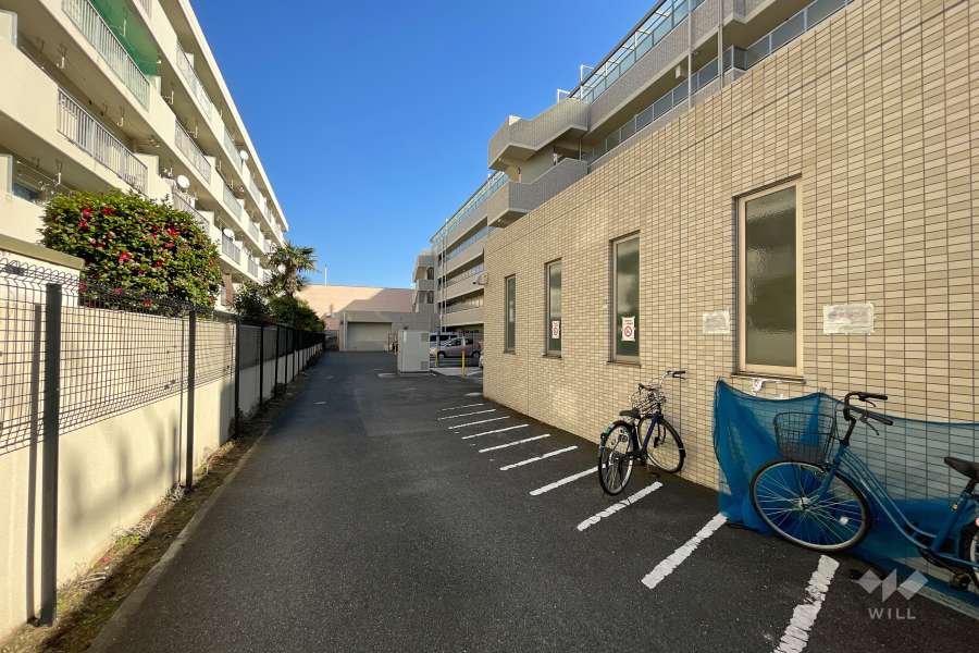 敷地内駐車場（屋外機械式）と駐輪場　