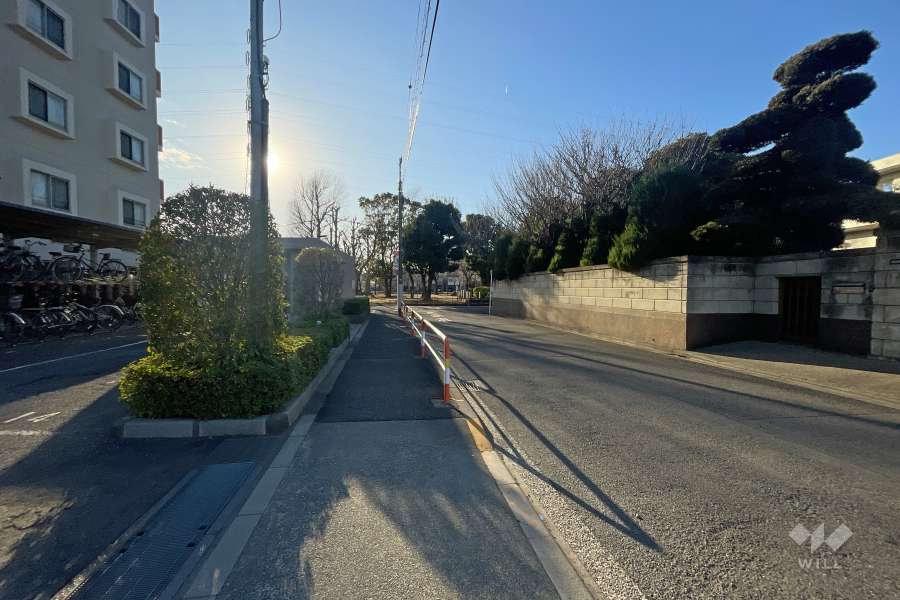 敷地の北側前面道路（東側から）