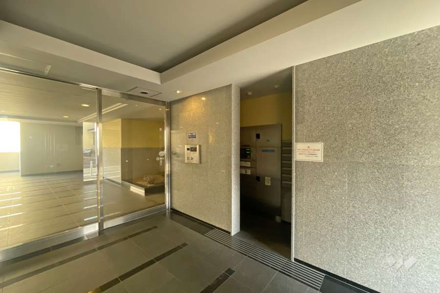 エントランスはオートロック付きです。