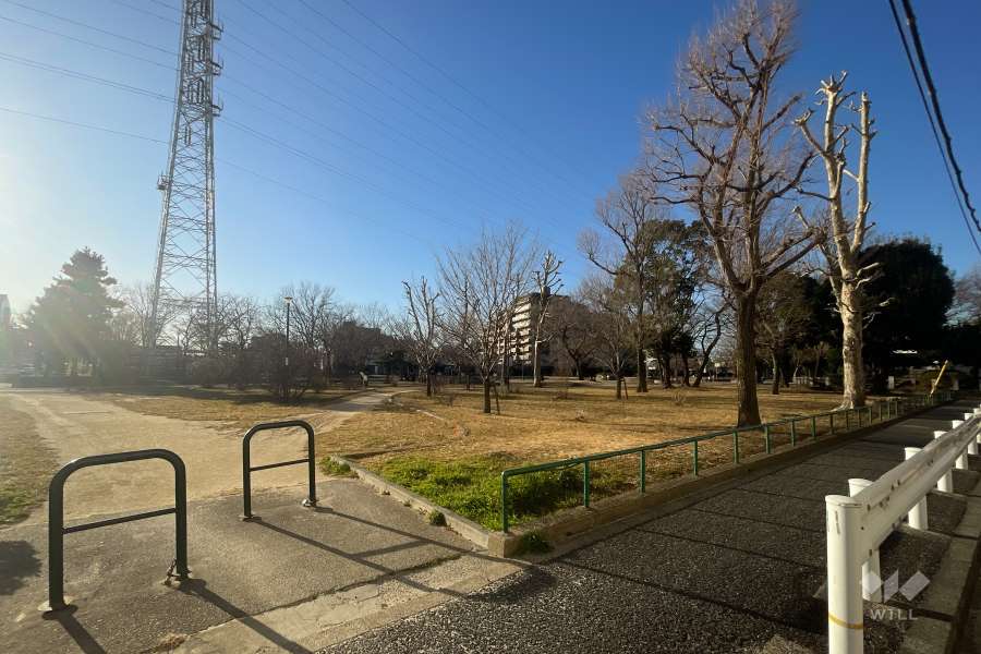 敷地に隣接した足立区立谷在家公園