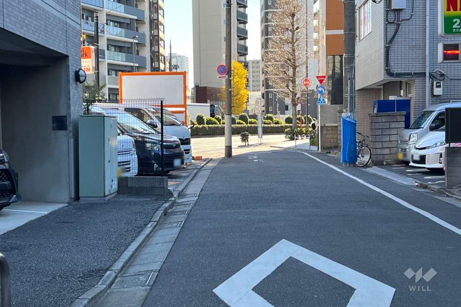 敷地西側の前面道路