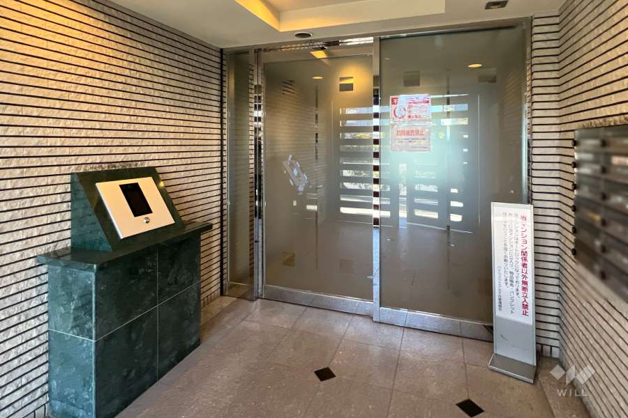 エントランスはオートロック付きです。