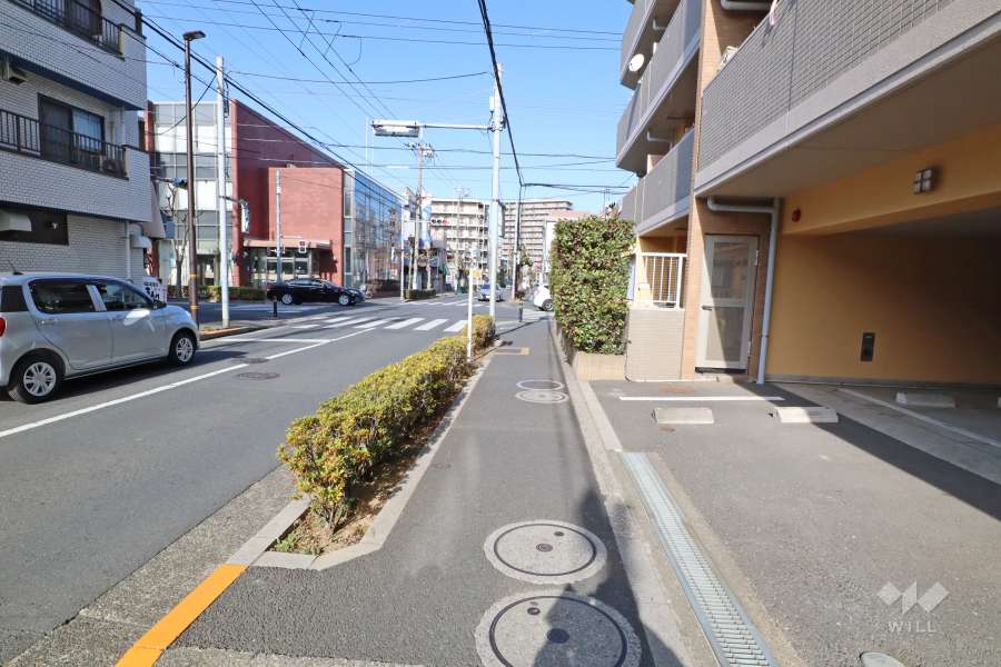 敷地西側の前面道路（南側から）。二車線のバス通りです